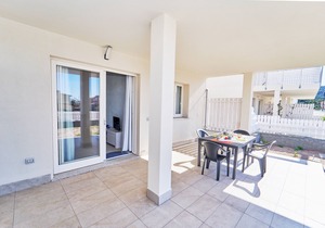 Provided one-bedroom ground floor apartment a stone's throw from the sea, in a lively and serviced area