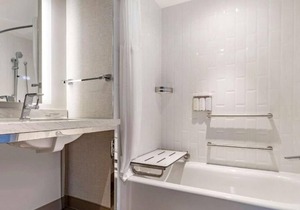 Riverfront Property Near The Wharf, Rooftop Lounge, Restaurant, Pet-Friendly