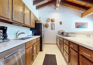 Rustic Home, Quiet Location. Near Bike Trails & Lakes Basin. Hot Tub On-site