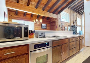 Rustic Home, Quiet Location. Near Bike Trails & Lakes Basin. Hot Tub On-site