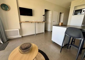 Seafront apartment, 2 bedrooms, pool, parking, pets allowed