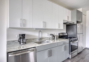 Sleek Logan Square Studio w/Roof Deck & Gym, 1 block to L, by Blueground