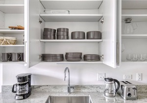 Sleek Logan Square Studio w/Roof Deck & Gym, 1 block to L, by Blueground