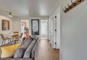 Sleep 6! Free Parking! 1 Mile From Broadway!