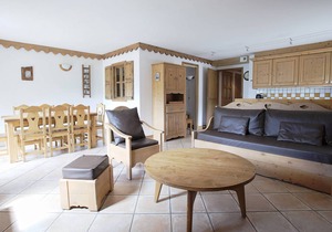 Spacious apt for 8 with pool at slopes' base