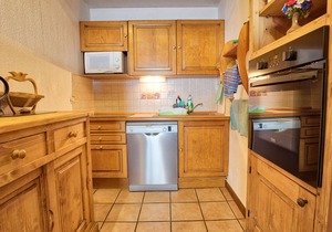 Spacious ski-in/ski-out apartment with parking and WIFI