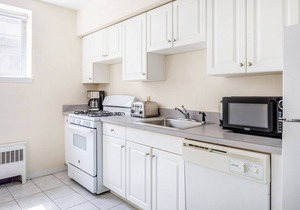 Spacious 1BR steps from Cooldige Corner in Brookline, by Blueground