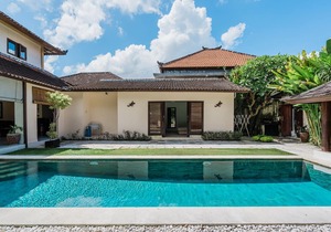Spacious 4BR Villa In The HEART Of Seminyak! - Walking Distance to 'Eat Street'!