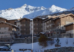 Spacious 6-person apartment on slopes with wifi and parking
