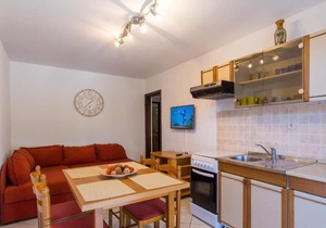 Spacious and fully equipped two bedroom apartment in a great location in Porec near the beach