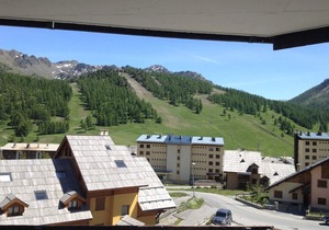 Spacious apartment for 7 near slopes, pets allowed