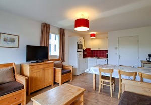 Spacious apartment with balcony, pets allowed, central location and parking option