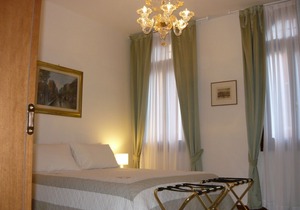 Spacious, luxury, bright apartment, easy to reach, with WiFi and Air Cond.