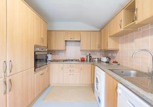 Spacious Norfolk home, moments from beach and shops with private parking
