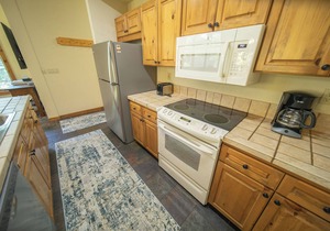 Spacious Townhome | 4BR + Lake & Summer Fun