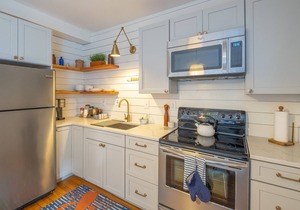 Spacious West End Retreat, Walk Everywhere, Prime Portland Location