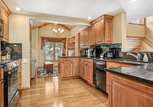 Steps From Hiking - Outdoor Pool & Hot Tub - On Call Shuttle