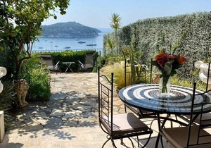 Studio apartment with a little terrace and a panoramic view, very close to the old town