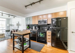 Stunning 1BR Condo in Great Downtown Location.