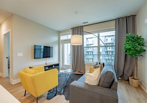 Stylish Downtown Deluxe Apartment W/Pool & Parking