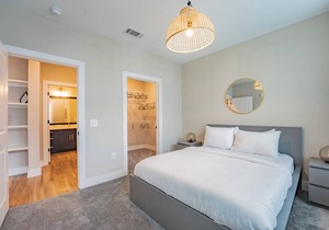 Stylish Downtown Deluxe Apartment W/Pool & Parking