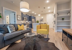 Stylish Downtown Deluxe Apartment W/Pool & Parking