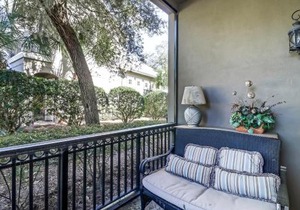 Summerwoods end-unit condo with an outdoor pool, central AC, & washer/dryer