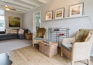 This romantic holiday home is located in the middle part of the quiet and green park in the middle of the Kop van Goeree.