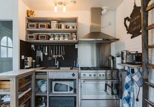 This romantic holiday home is located in the middle part of the quiet and green park in the middle of the Kop van Goeree.
