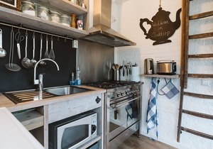 This romantic holiday home is located in the middle part of the quiet and green park in the middle of the Kop van Goeree.