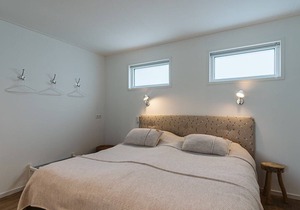 This romantic holiday home is located in the middle part of the quiet and green park in the middle of the Kop van Goeree.