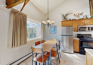 Top-floor condo with mountain views, easy skiing, balcony & hiking