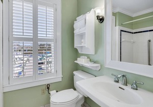 Tranquil House Inn - Downtown Waterfront Manteo - 2 Queens Premium Room 23