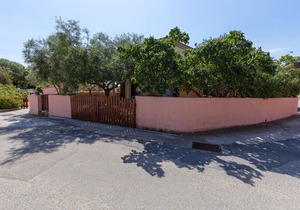 Two-room apartment with independent garden.