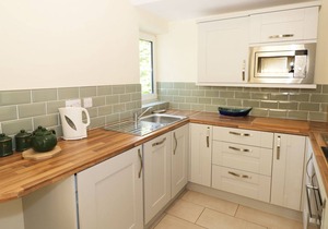 TY'R ARDD, pet friendly, luxury holiday cottage in Pendine