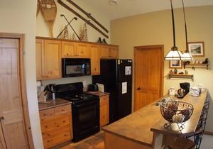 Upper level 2 bedroom condo with courtyard view and easy access to ski runs
