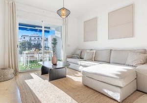 VACATION MARBELLA I Central Puerto Banus Apt, 24-7 Security, a minute from the Marina, The Sea and Luxury Shopping