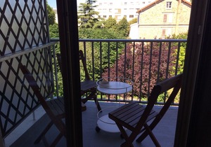 Versailles, crossing apartment surrounded by greenery with large balcony