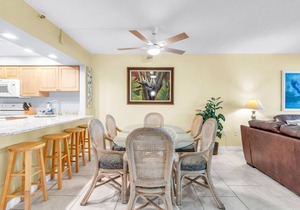 Villa Madeira 202 Beautiful updates, breathtaking view, walk to John's Pass!