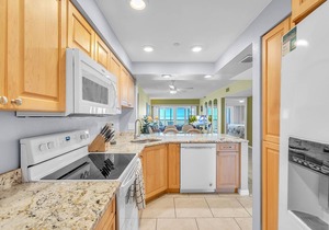 Villa Madeira 202 Beautiful updates, breathtaking view, walk to John's Pass!