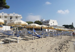 Villa with pool 300 meters from the sea sleeps 12 - Free WiFi air conditioning