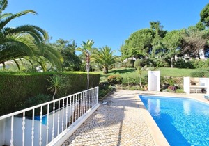 Villa with Private Heatable Pool on Golf Course