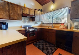 Vintage & Spacious Cabin Get-a-way! Near The Village & Pool On-Site