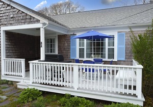 Walk To Beaches, Main Street, and Harbor. 2BR Cottage. Quiet Area. Captain Gosnold Village 8AB