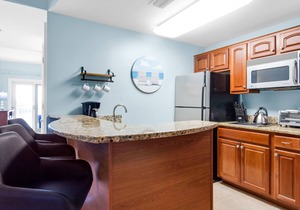 Waterfront condo w/ a shared pool, hot tub, & tennis courts - walk to the beach