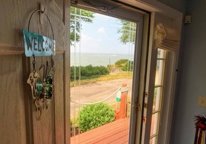 "Whit's End" Spacious, Private Beach-Front Lake Erie Sleeps 12 Birders & Fishing