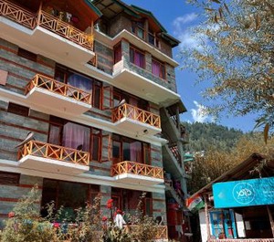 Yolo Backpackers Manali 