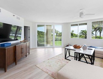 Oceanfront Condo w/Balcony, Pool, walk to Beach. 3