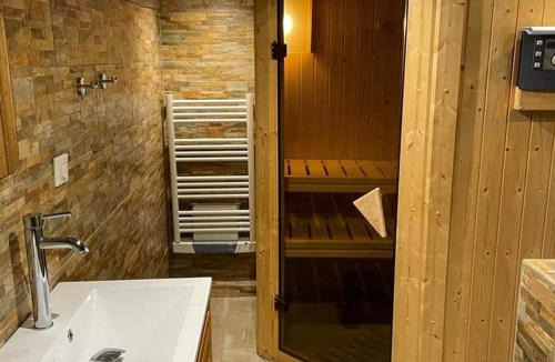 Le Menoux House | À louer : Ancienne forge avec sauna, piscine, proche plage et sites historiques - FR-1-591-193