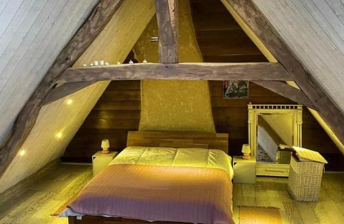 Le Menoux House | À louer : Ancienne forge avec sauna, piscine, proche plage et sites historiques - FR-1-591-193